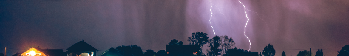 Intensywna burza w trakcie burzy – przeczekać czy jechać dalej?